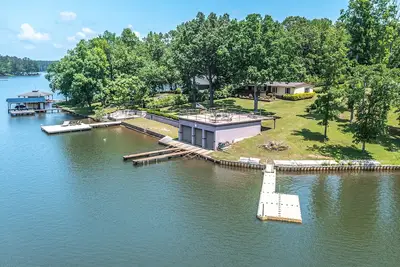 Image de Island Creek Getaway + Party Pad avec magnifique lac et vue sur le coucher de soleil!