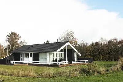 Image de Maison en bois moderne sur un grand terrain près de la plage