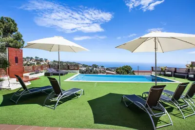 Image de 2bra01 - Maison avec piscine privée et vue imprenable sur la mer située près de la plage