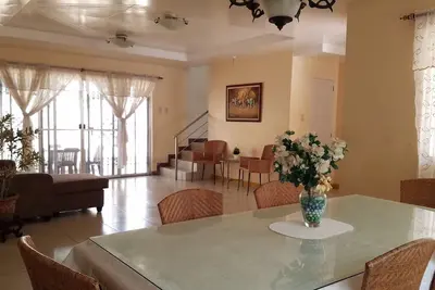 Mel's House Tagaytay - B&B - Chambre Marcus - Petit déjeuner et WiFI gratuits