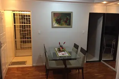 Image de Appartement spacieux avec 3 chambres, 1 suite, à proximité du centre commercial Jardins.