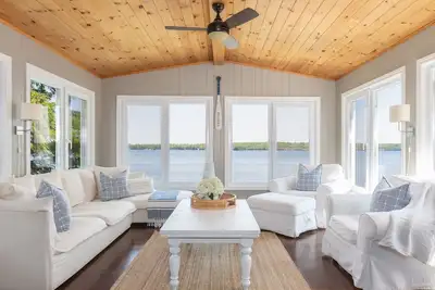 Image de Cottage magnifique lac Muskoka avec une vue imprenable et bain à remous