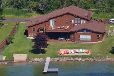 Image de Propriété riveraine au bord du lac Hubbard 4 chambres / 4 salles de bain - 4400 pieds carrés