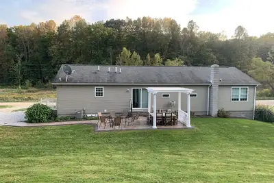 Image de Maison de campagne relaxante en Ohio! Récemment meublé! Conviviale et familiale!
