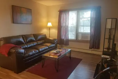 Image de 1 chambre au coeur de Bangor! Entrée sûre, propre, sécurisée et privée.