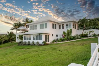 Image de Nouvelle liste! Magnifique Pool Home en face de la plage