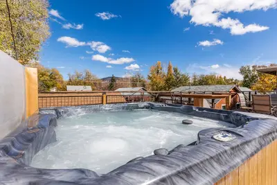 Image de Maison de ville du centre-ville moderne avec bain à remous, pour 8 personnes