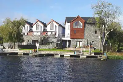 7 Port phare sur la rivière Shannon avec vue sur la rivière, le lac et le port.