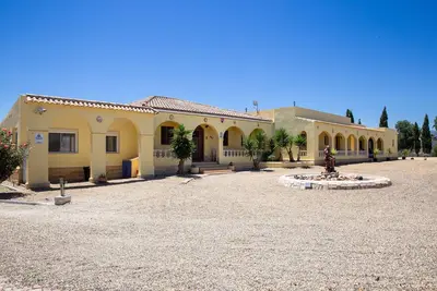 Villa avec court de tennis privé et immenses jardins et vue sur la montagne