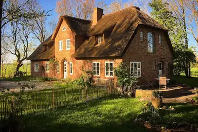 Toit de chaume sous-sol élégant et confortable avec jardin aux allures de parc (appartement)