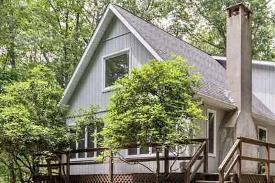 Image de Nouveau! Le chalet gris au lac Wallenpaupack - récemment rénové!