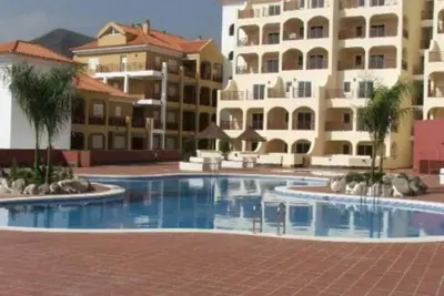 Image de Superbe 2 Chambres. . Superfast WiFi. . Sea & Pool Views. . . . Los Cristianos