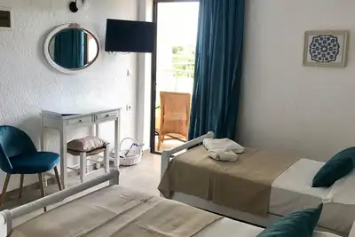 Image de Studio confortable et confortable à Elounda en Crète, la chambre bleue, rez-de-chaussée