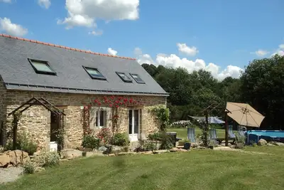 Image de Homely gîte indépendant situé dans 2 acres de jardins privés avec piscine.