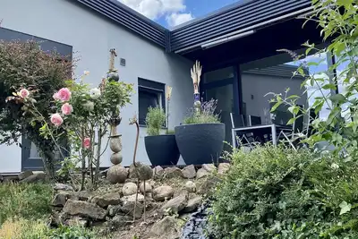 Image de Très belle maison de vacances récemment rénovée avec un grand jardin et une terrasse