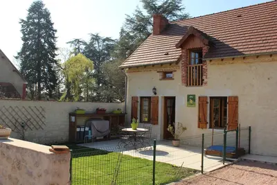Image de Gîte rénové avec cheminée, terrasse et jardin, proche de St Pourçain, idéal pour familles et animaux