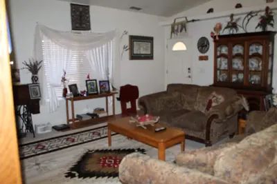 Image de 2 chambres et 1 salle de bain d'hôtes dans une maison de style espagnol calme