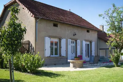 Grand Gîte Familial à la Campagne avec Jardin et Véranda, Près de Vichy et Moulins