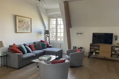 Spacieux gîte près d'un château avec parc, 4 chambres, 2 sdb, Wifi, et animaux acceptés.