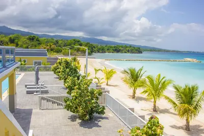 Image de Evadez-vous avec cette villa de luxe située au bord de l'océan