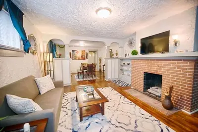 Image de Base parfaite pour votre voyage Indy! Duplex 3bd / 1bth! !