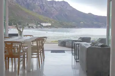 Image de Maison littéralement sur la plage - Hout Bay, Cape Town. Dans un domaine sécurisé.