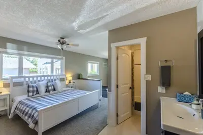Image de The Rockhouse Suite - Modern Open Concept Suite - Beautiful Backyard