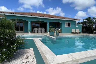 Image de Nouvelle villa spacieuse et confortable avec piscine dans un emplacement central