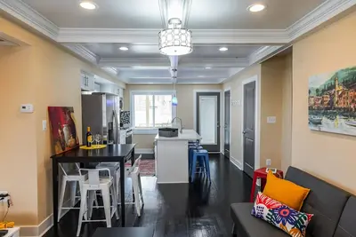 Image de Maison en rangée de luxe contemporaine et élégante + parking gratuit