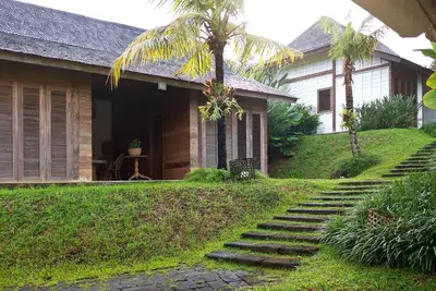 Maison moderne en bois à Canggu Resort