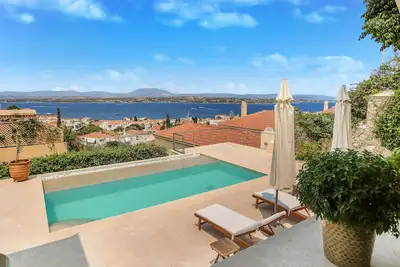 Image de La villa Great Gatsby 6br surplombant la vieille ville de Spetses par Jj Hospitality