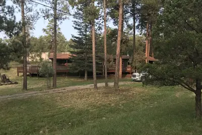 Image de Détendez-vous et détendez-vous sur les immenses terrasses sous les pins!