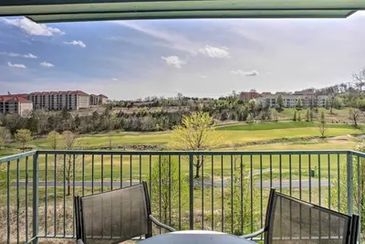 Image de Nouveau! Condo sur terrain de golf w / Pool - Walk to Strip!