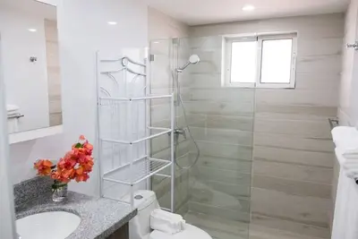 Image de Tous Les Nouveaux! Condo 2 chambres haut de gamme, 2 salles de bain, 2 téléviseurs intelligents, système de purification de l'eau
