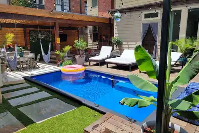 Image de The Classy Craftsman - Beau décor, Fibre Wifi, foyer extérieur, porche