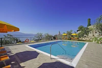Image de vue sur le lac appartement emplacement calme parking et piscine dans les oliviers.