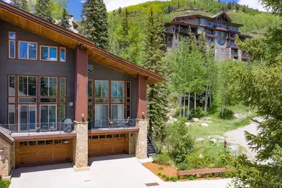 Image de Unité de ski de luxe dans la station de purgatoire avec une chute d'eau!