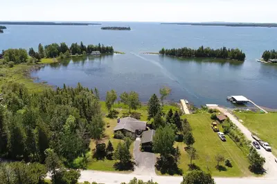 Image de Maison récemment rénovée sur le lac Huron à distance de marche du centre-ville de Hessel