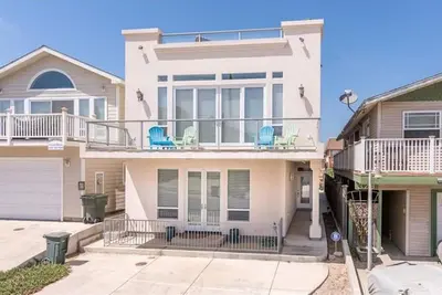 Image de Belle maison personnalisée près de la plage avec vue sur l'océan