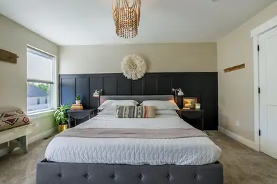 Image de Luxe et familles bienvenus - 2 pâtés de maisons du centre-ville de Castle Rock! Près des sentiers!