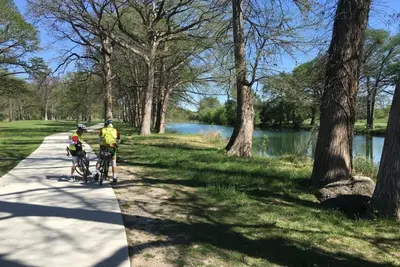Image de Un charmant 2/1. 5 chalets sur la rivière KerrvilleTrail près de toutes les commodités de la ville