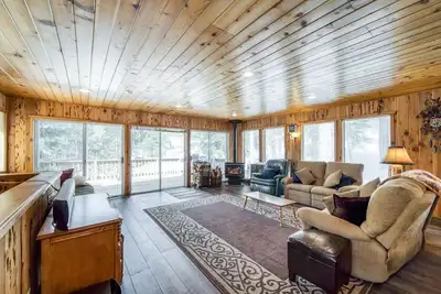 Image de Maison rustique avec un poêle à bois, sauna sec privé, et deux ponts avec vue sur la forêt!