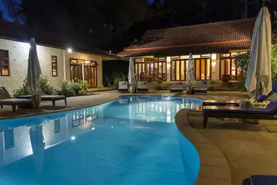 Image de Jolie Beachfront 3brm Villa avec piscine