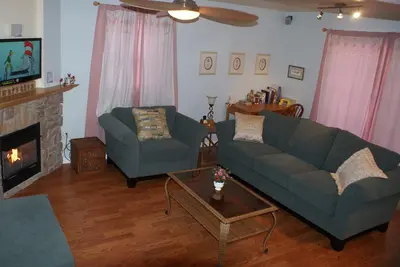 Image de Comfy Townhome à proximité de Dutch Wonderland, Farms, & Tanger / Rockvale Outlets