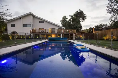 Image de Studio ou Appartement proche de la plupart des villes jusqu'Ă 8 personnes sauna piscine confortable Hottub