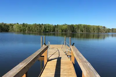 Image de Lakefront - chien amical, quai et rampe privés, foyer et Cool Patio Waterside!