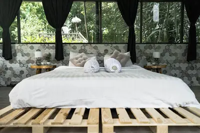 Image de Bungalow isolé au bord de la rivière avec vue sur la jungle
