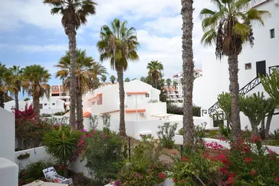 Image de Vacaciones perfectas a lado del mar en el corazón de Playa de Las Americas
