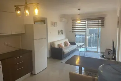 Image de 2 chambres à coucher, vue de face, appartement confortable (Famagouste)