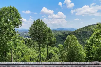 Image de Bear Trail-4 Br 3 Ba Home Situé à quelques minutes de Boone - Vues, Hot Tub, Piscine Et Plus!